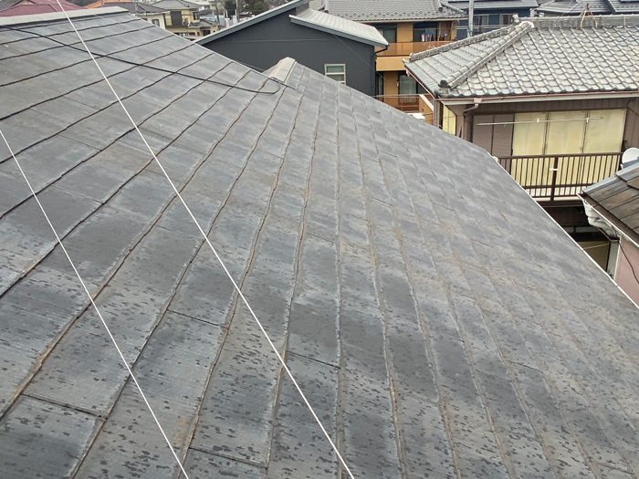 雨漏りしているスレートの調査