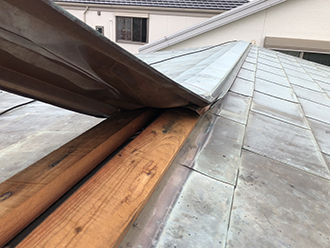 吹田市佐井寺で金属屋根の棟板金剥がれ、雨漏りにならないよう応急処置