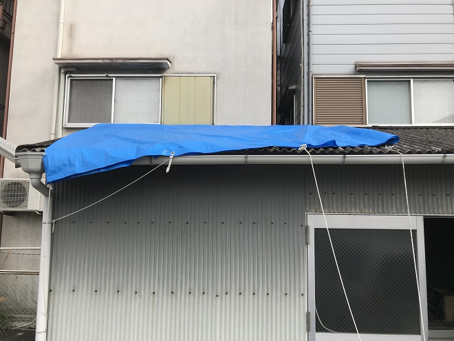 吹田市原町で波板スレートが破損し、雨漏れが激しい駐車場屋根の応急処置を行いました