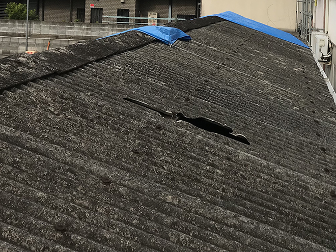 吹田市佐井寺で波板スレートが割れて穴が空き雨漏り、屋根カバーをご案内