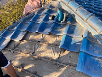 三浦市三崎町で目透かし天井の雨漏りをアスファルトルーフィングの敷設で解決！瓦屋根に問題がないのに雨漏りするのはどうして？
