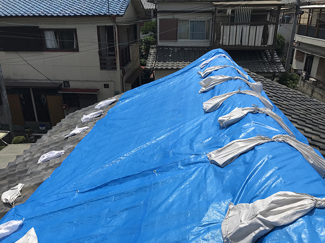 吹田市藤白台のズレた土葺き瓦屋根の雨漏り、ブルーシートによる雨養生で応急処置