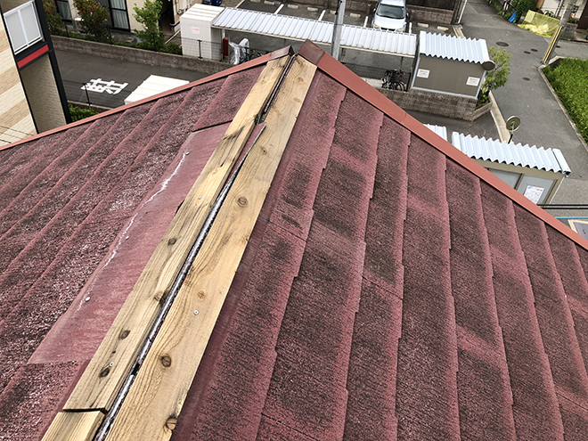 棟板金が飛散したスレート屋根、ケラバ水切りからも雨漏りのリスクがあります｜吹田市