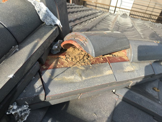 海老名市大谷での屋根雨漏りは台風被害による棟崩れ、火災保険適用の工事調査