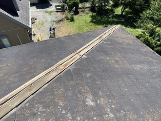 火災保険が使用できるとのことで大屋根の棟板金交換工事を行います