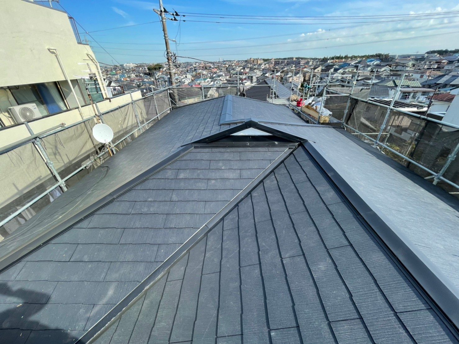 東久留米市金山町の、屋根材にコロニアルグラッサを使用して屋根葺き替え工事を施工したお住まい
