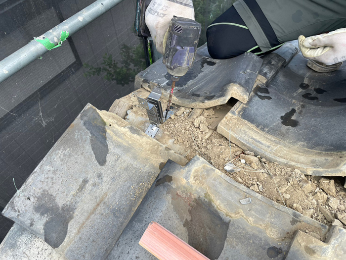 金具やビスを併用し、耐震性と耐風性を高める施工を行います