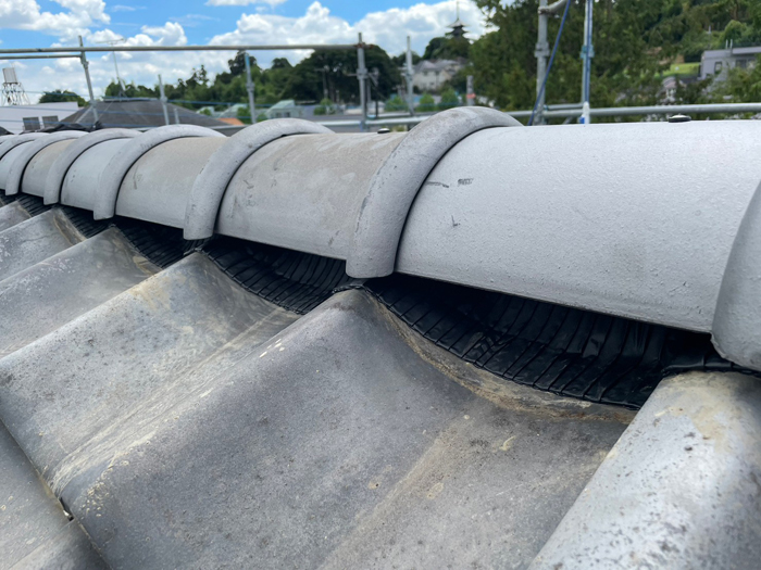 新しく積み直された棟瓦が完成している写真