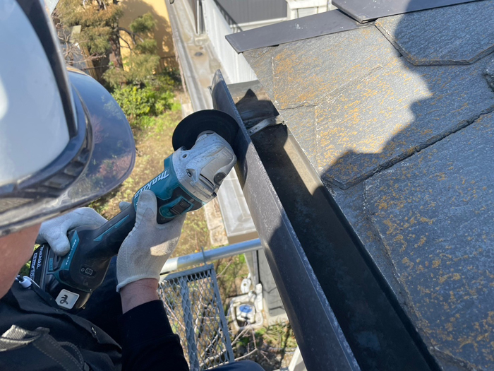 ディスクグラインダーで作業している写真