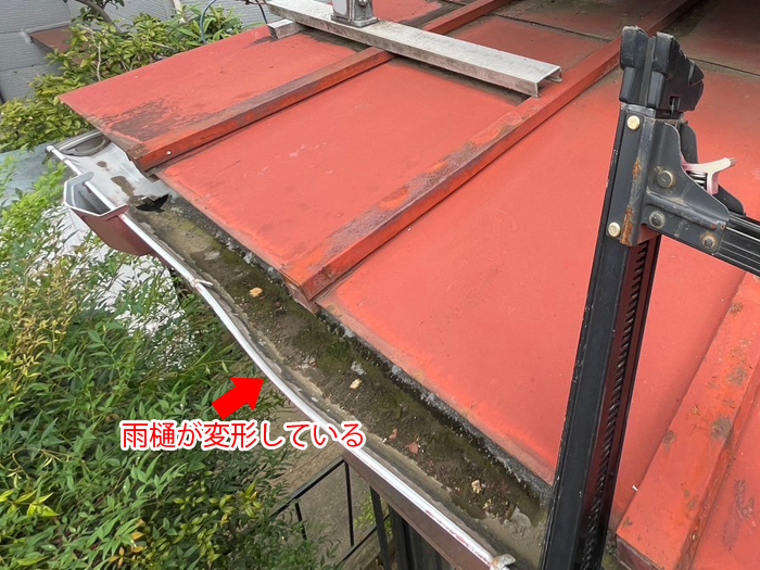 変形した雨樋と軒先
