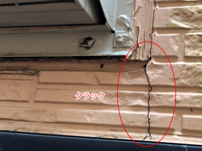 窓脇外壁の縦クラック