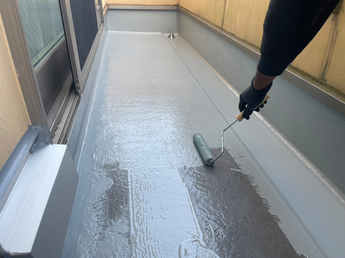 バルコニー床面にウレタン防水を施工している写真