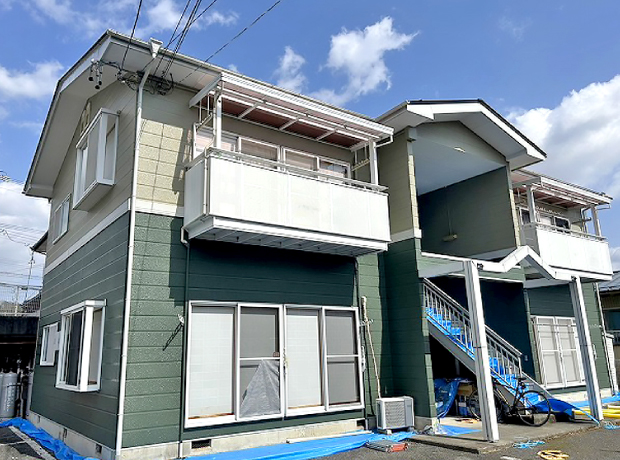 グリーンベースのツートーンカラーで雨漏りと塗装工事が終わった施工後のアパート