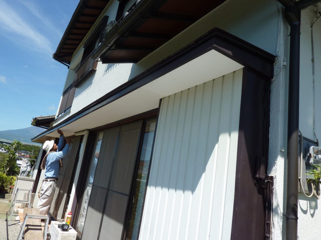 軒天張り替えの施工中