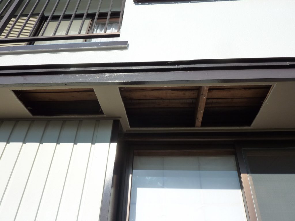 御殿場市で雨漏りにより剥がれた軒天を補修し張り替えました