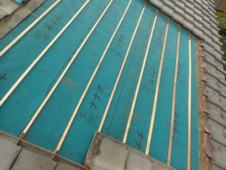 習志野市津田沼の台風雨漏り被害から屋根葺き直し工事と天井板交換工事