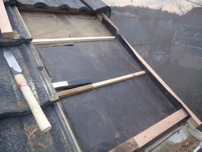 屋根葺き直し工事　防水紙交換