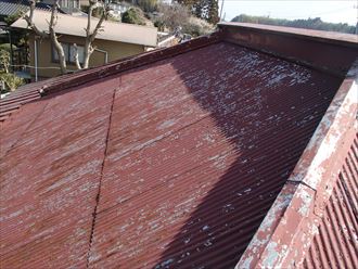 錆が発生した赤いトタン屋根