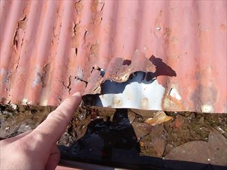 塗膜の剥がれたトタン屋根