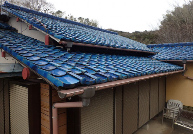青い瓦屋根の住宅で雨漏り