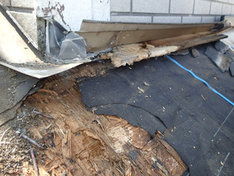 屋根葺き替え工事　野地板が傷んでいる