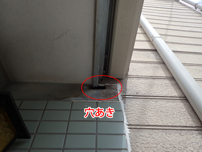 サッシ下に発生した穴あきの写真