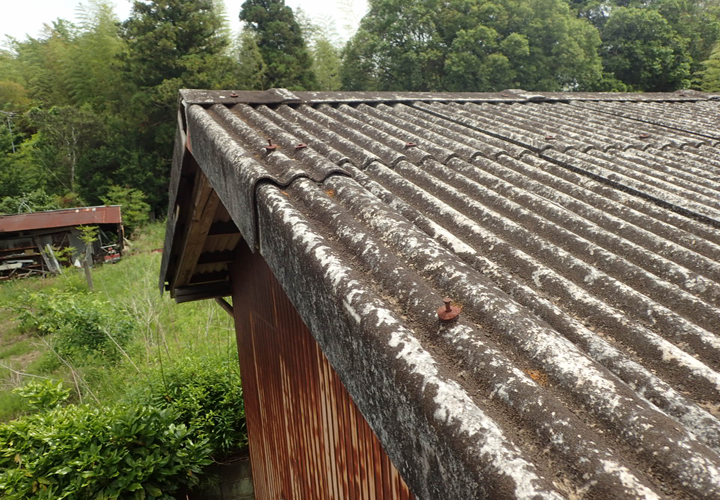 雨漏りが発生しているお住まいの波板スレート屋根