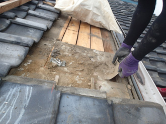 屋根葺き直し工事　防水紙の撤去