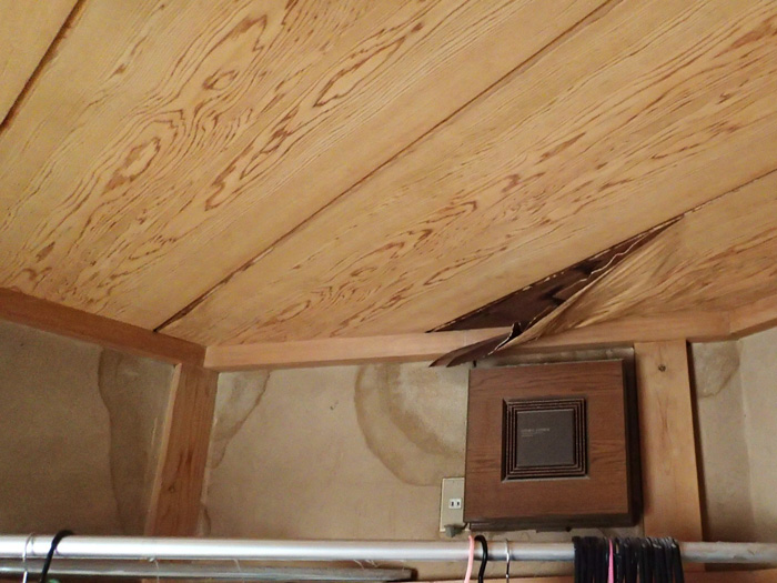天井に雨漏りによる湿気で破損箇所がある