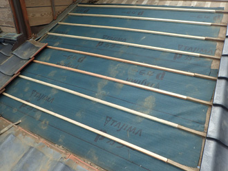 屋根葺き直し工事　防水紙設置