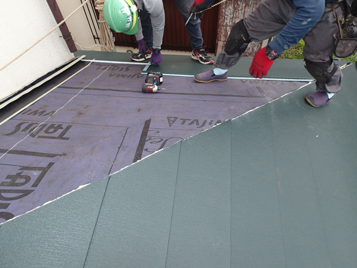 屋根カバー工法　スレート設置