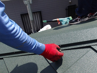 屋根カバー工法　棟板金をステンレスビスで取り付け