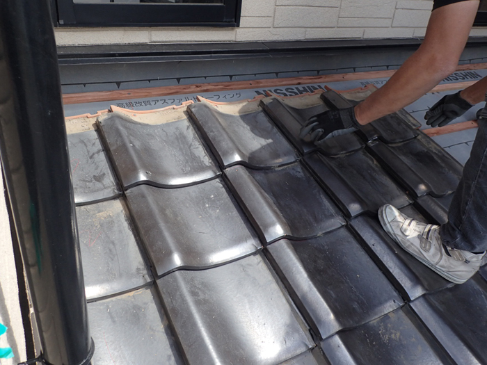 防水紙設置後に瓦を元に戻している様子