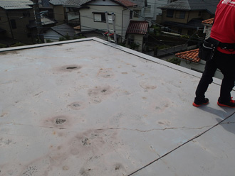 ウレタン防水が劣化して雨漏りが発生した陸屋根