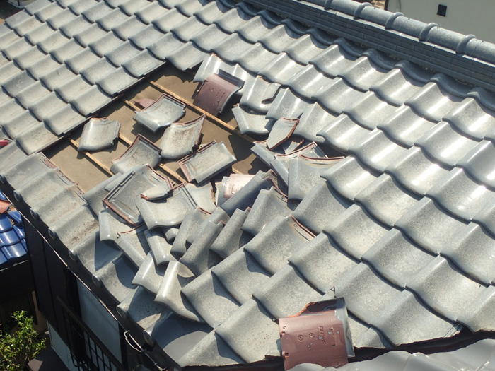 台風で屋根の瓦が剥がれている