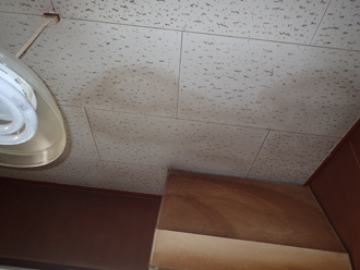 天井に雨漏りのシミ