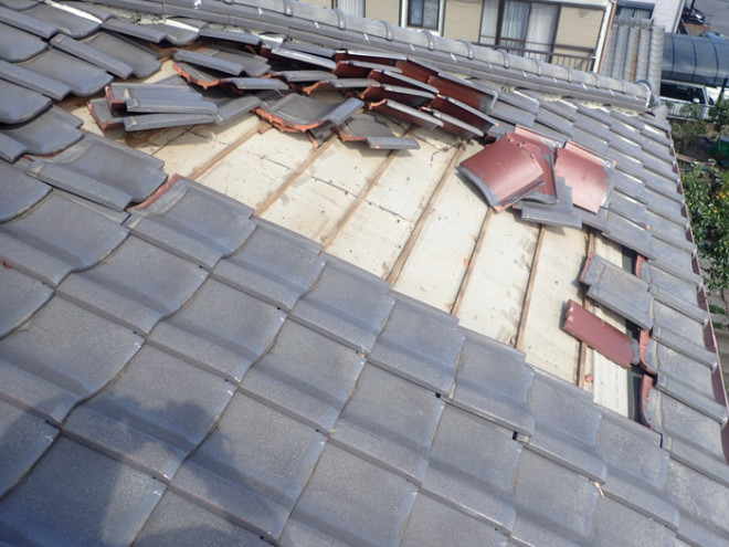 強風によって剥がれた屋根