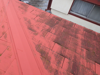 屋根のスレートが汚れている