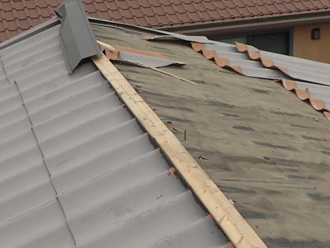 横浜市瀬谷区相沢で屋根材や棟板金が強風で飛散したため屋根葺き替え工事を検討