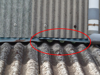 雨漏り調査　屋根と外壁の取り合い部に隙間がある
