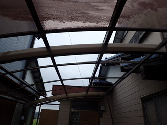 カーポートの屋根の破損