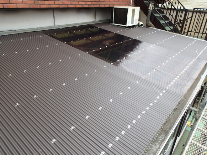 ガルバリウム波板で庇屋根を葺き替え雨漏り改善