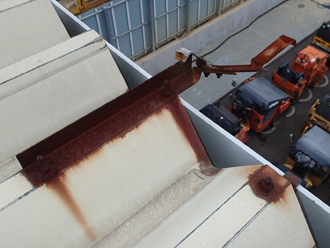神奈川区神大寺で雨漏りしている工場折半屋根の調査