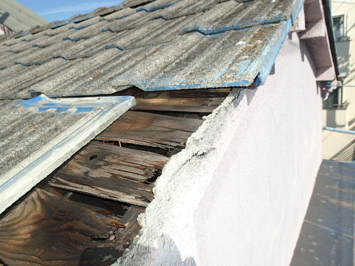 飛散した屋根の葺き替え工事