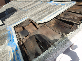 台風で剥がれた屋根から雨漏り
