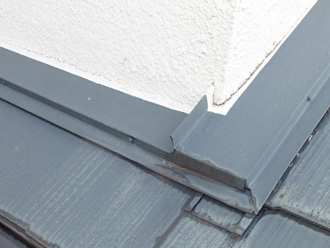 下屋の外壁と屋根の取り合い部分の板金納めから雨漏りの危険