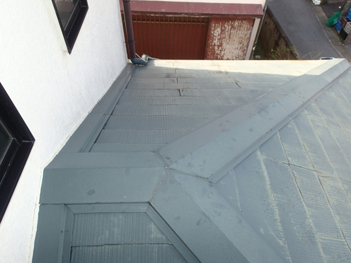 下屋の屋根カバー工法　　工事前のスレート屋根
