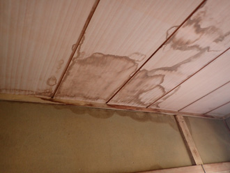 天井から壁を伝った雨漏りによるシミ