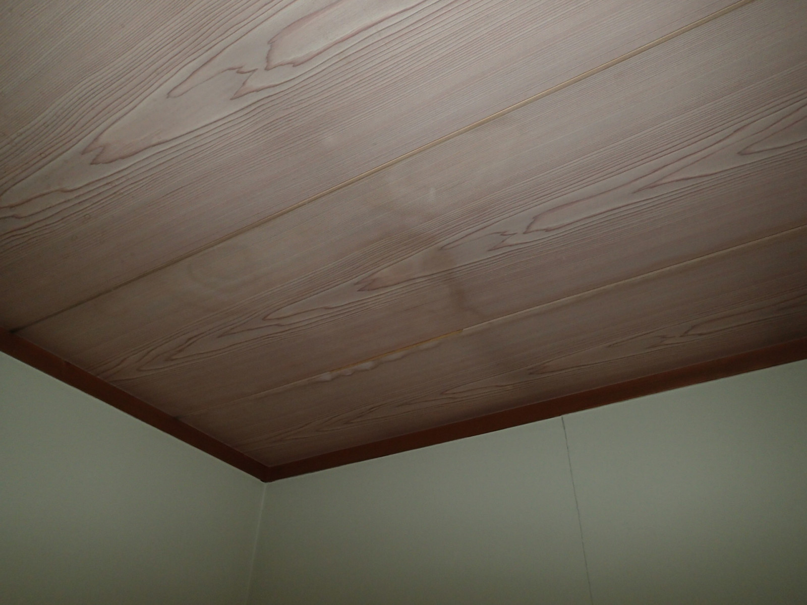 室内の天井に雨染みが発生