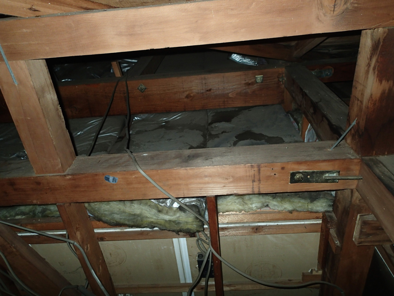 流山市前ケ崎にてスレート屋根に雨漏りが発生、原因は防水紙の劣化でした
